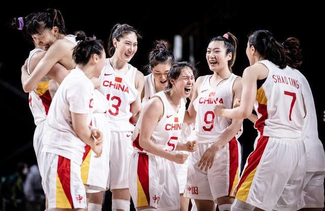 悬疑冒险犯罪电影《福尔摩斯小姐：伦敦厄运》由美国传奇影业出品，11月30日全网上线，侦探之旅即刻开启